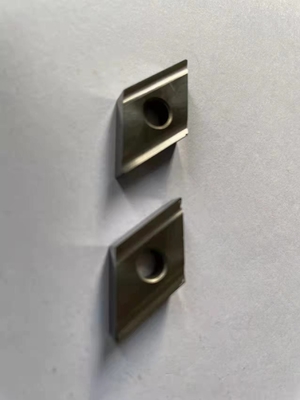 T Type Ceramic Turning Inserts Alat Bubut Warna Perak Bukti Keausan